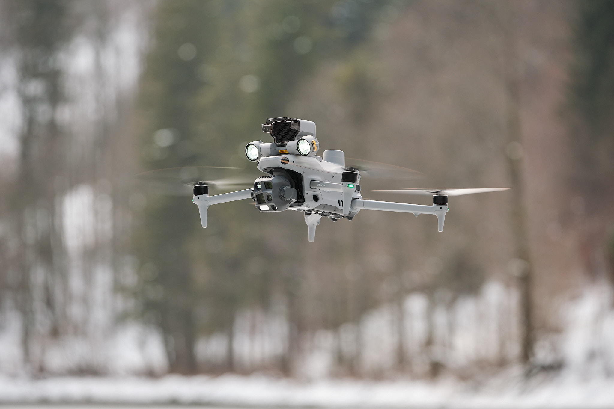 Vermessungsdrohne mit RTK im Flug über einem Waldstück