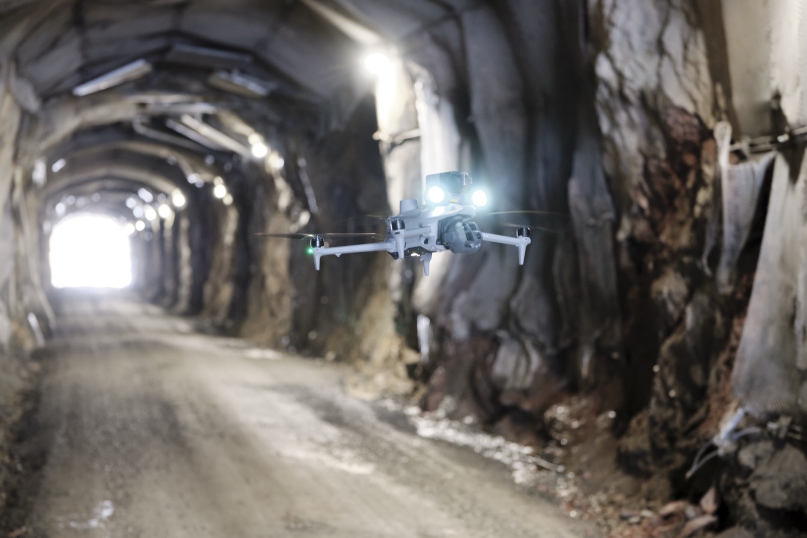 Inspektionsdrohne von evonolo Air im Flug durch einen Tunnel